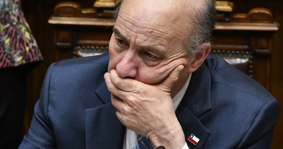 Ministro Quiroz agarrándose el rostro
